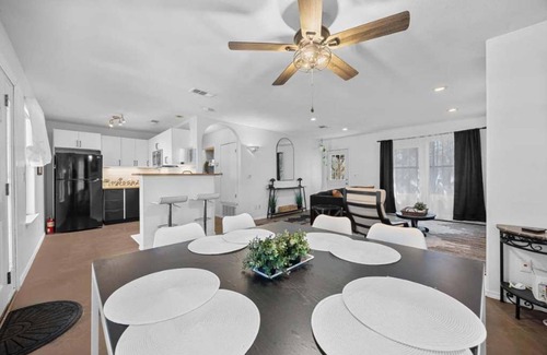 Apache Shores Casa | Lake Travis Stylish Retreat for Groups