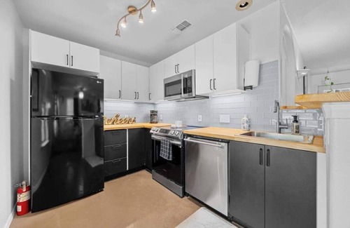Apache Shores Casa | Lake Travis Stylish Retreat for Groups