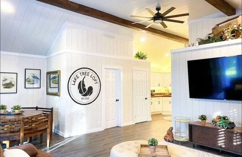 Vero Beach Apartamento | Lake Tree Loft mins from the Beach-Barn Style Chic