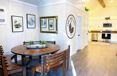 Vero Beach Apartamento | Lake Tree Loft mins from the Beach-Barn Style Chic