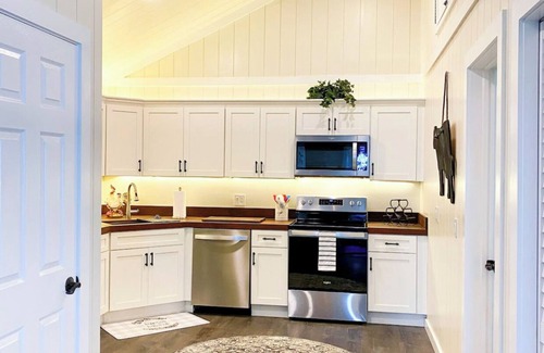 Vero Beach Apartamento | Lake Tree Loft mins from the Beach-Barn Style Chic