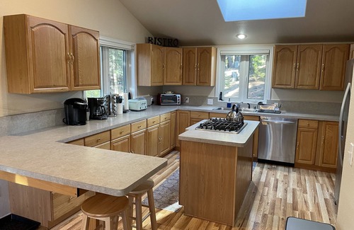 Lake Almanor Country Club Casa | Lake retreat for multiple families w/ game room!