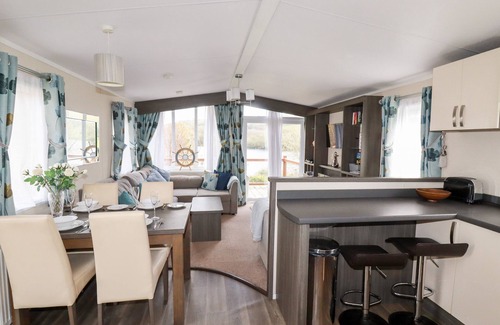 Par Cabaña | LAKE VIEW 10, pet friendly, country holiday cottage, with pool in Par