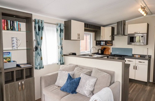 Par Cabaña | LAKE VIEW 10, pet friendly, country holiday cottage, with pool in Par