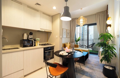 Downtown Dubai Apartamento | Lake-View 1BR Retreat in Business Bay