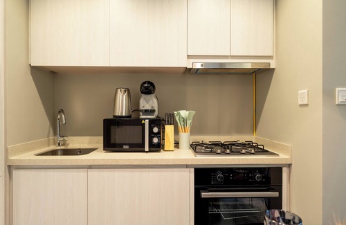 Downtown Dubai Apartamento | Lake-View 1BR Retreat in Business Bay
