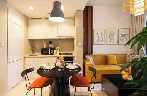 Downtown Dubai Apartamento | Lake-View 1BR Retreat in Business Bay