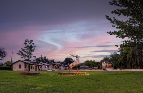 Ingram Cabina | Lake View 2 Bedroom Cabin w/ Living Area and Walk in Shower