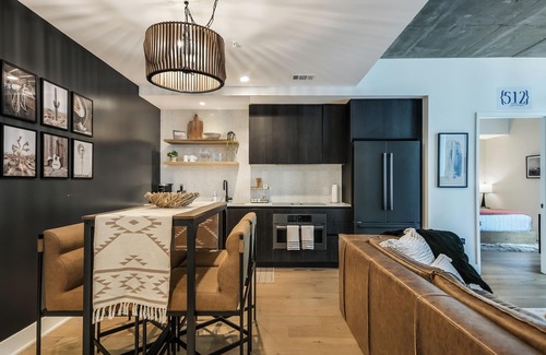 East Cesar Chavez Condominio | Lake view 23rd Floor Luxury Downtown Austin Condo with Rooftop Pool