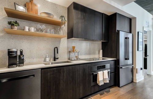 East Cesar Chavez Condominio | Lake view 23rd Floor Luxury Downtown Austin Condo with Rooftop Pool