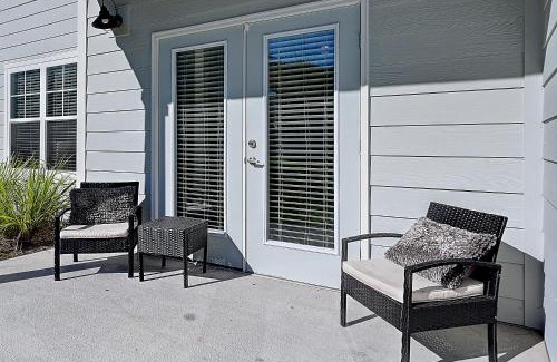 Orange Park Apartamento | Lake View 2BR 2BA Suite Nr DWTN & NAS w POOL & Gym