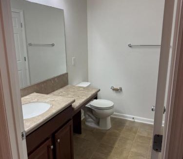 Orange Park Apartamento | Lake View 2BR 2BA Suite Nr DWTN & NAS w POOL & Gym
