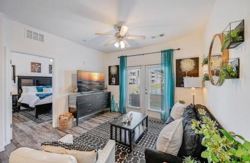 Orange Park Apartamento | Lake View 2BR 2BA Suite Nr DWTN & NAS w POOL & Gym