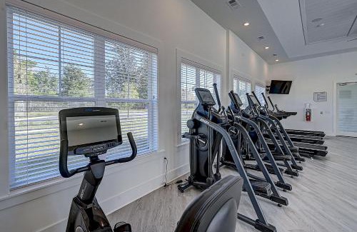 Orange Park Apartamento | Lake View 2BR 2BA Suite Nr DWTN & NAS w POOL & Gym