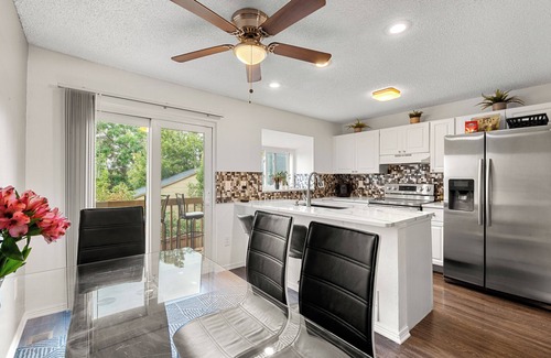 Prides Crossing Casa | LAKE VIEW 3-Bedroom/3-Bathroom Cozy townhome in Aurora, Family & Pet Friendly!