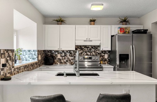 Prides Crossing Casa | LAKE VIEW 3-Bedroom/3-Bathroom Cozy townhome in Aurora, Family & Pet Friendly!