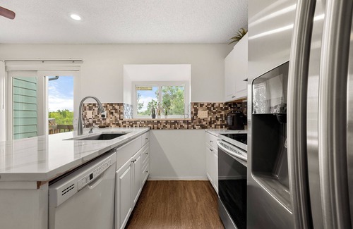 Prides Crossing Casa | LAKE VIEW 3-Bedroom/3-Bathroom Cozy townhome in Aurora, Family & Pet Friendly!