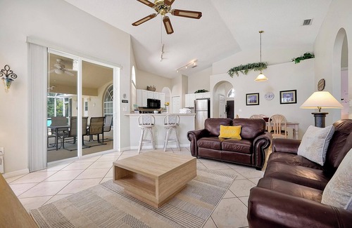 Sunridge Woods Casa | ⛱ Lake View - 4 Bed - Sunridge Wood - South Facing Pool Home ✈