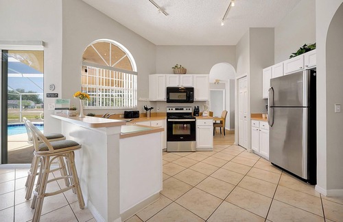 Sunridge Woods Casa | ⛱ Lake View - 4 Bed - Sunridge Wood - South Facing Pool Home ✈