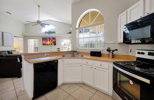 Sunridge Woods Casa | ⛱ Lake View - 4 Bed - Sunridge Wood - South Facing Pool Home ✈