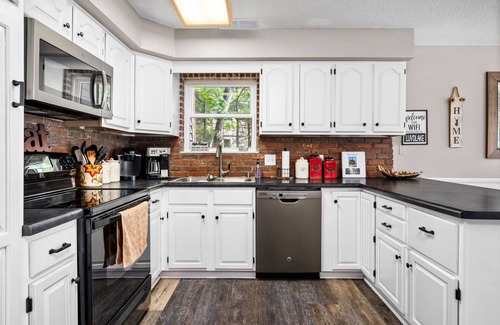 Kalkaska Casa | Lake View & Access/Hot Tub/5000 Arcade Games/Pool Table/Pontoon for Rent