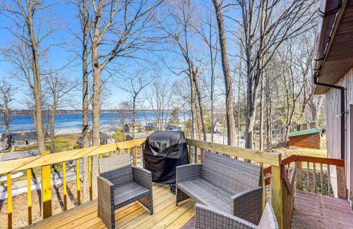 Whitehall Casa | Lake View and Deck Group Getaway in Whitehall!