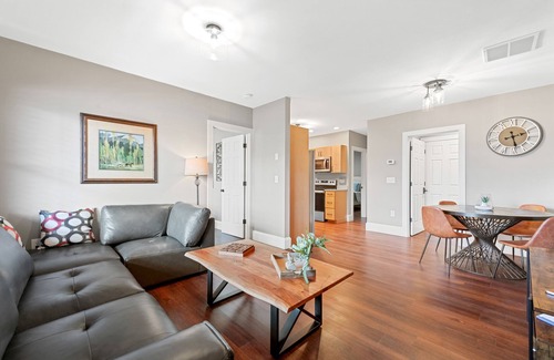 Lake Junaluska Apartamento | Lake-view apartment with a full kitchen, patio, pool, tennis & basketball access