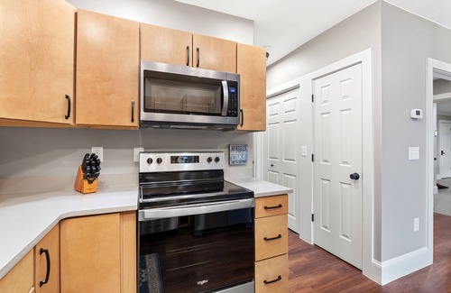 Lake Junaluska Apartamento | Lake-view apartment with a full kitchen, patio, pool, tennis & basketball access