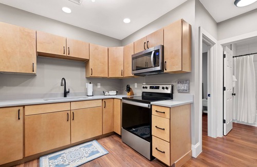 Lake Junaluska Apartamento | Lake-view apartment with a full kitchen, patio, pool, tennis & basketball access