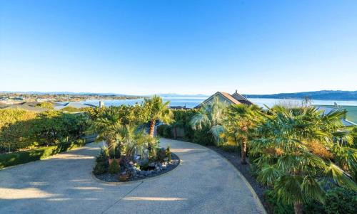 Hilltop Casa | Lake View by Town