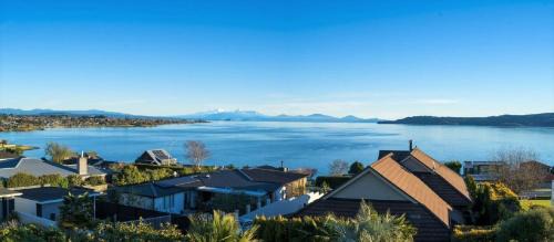 Hilltop Casa | Lake View by Town