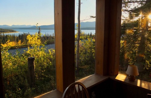 Marsh Lake Cabina | Vista al Lago / Cabina, Marsh Lake, YT