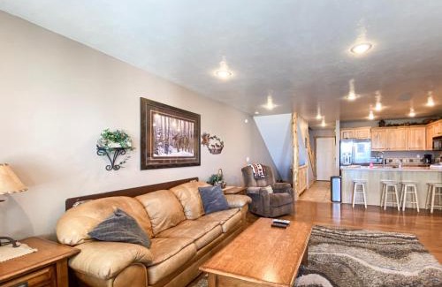 Harbor Village Casa | Lake View Condo 874 1