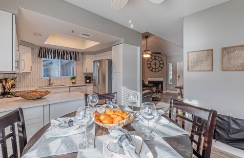 Chandler Condominio | LAKE View Condo: Comm Htd POOL, Spa, Pickleball Cts, King Beds & TVs Both BRs