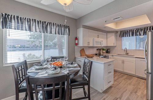 Chandler Condominio | LAKE View Condo: Comm Htd POOL, Spa, Pickleball Cts, King Beds & TVs Both BRs