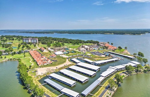 Afton Apartamento | Lake-View Condo Condo in Vista Towers Shangri-La!