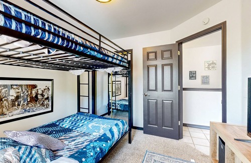 Holiday Island Condominio | Lake view condo with fireplace, firepit, deck & central AC