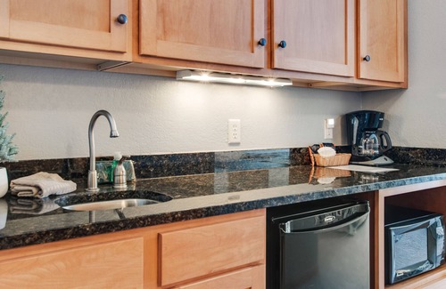 Three Lakes Condominio | Lake-view condo with indoor pool, hot tubs, sports courts, game room, & gym