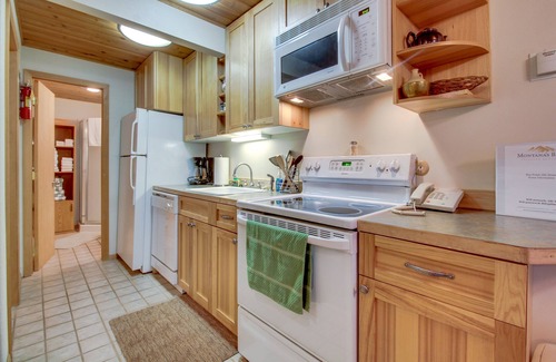 Whitefish Condominio | Lakeview condo w / deck, piscina compartida / jacuzzi y acceso a la playa cerca - cerca del esquí!