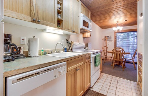 Whitefish Condominio | Lakeview condo w / deck, piscina compartida / jacuzzi y acceso a la playa cerca - cerca del esquí!