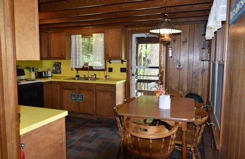 Greentown Cabina | Lake View, Covered Porch, Pet Friendly with Fee & Golf Cart