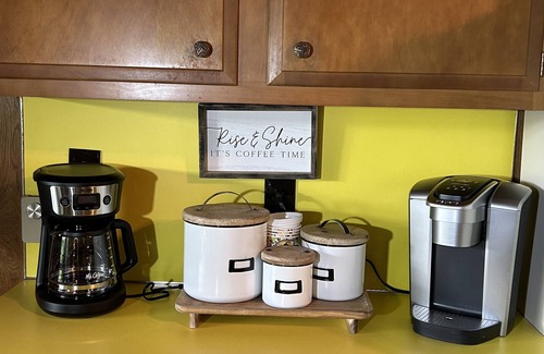 Greentown Cabina | Lake View, Covered Porch, Pet Friendly with Fee & Golf Cart