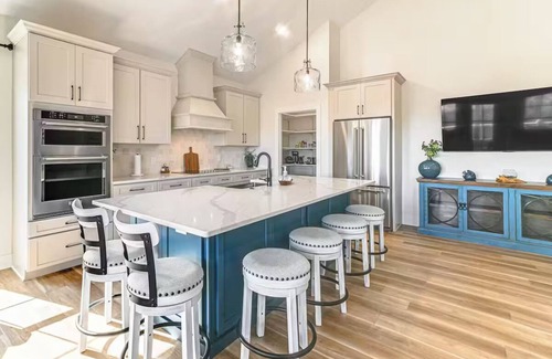 Grand Rivers Casa | Lake View + Deck: Group Getaway in Grand Rivers!