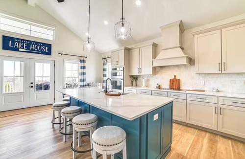 Grand Rivers Casa | Lake View + Deck: Group Getaway in Grand Rivers!