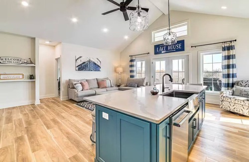 Grand Rivers Casa | Lake View + Deck: Group Getaway in Grand Rivers!