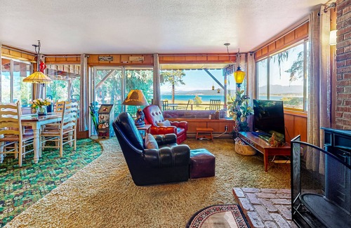 Cascade Cabina | Lake-view dog-friendly home in great location with large deck, fireplace & grill