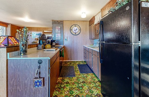 Cascade Cabina | Lake-view dog-friendly home in great location with large deck, fireplace & grill