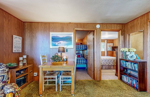 Cascade Cabina | Lake-view dog-friendly home in great location with large deck, fireplace & grill