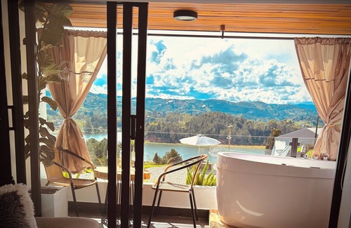 Guatape Apartamento | VISTA AL LAGO DE 2 A 6 PERSONAS CON JACUZZI INTERIOR Y EXTERIOR