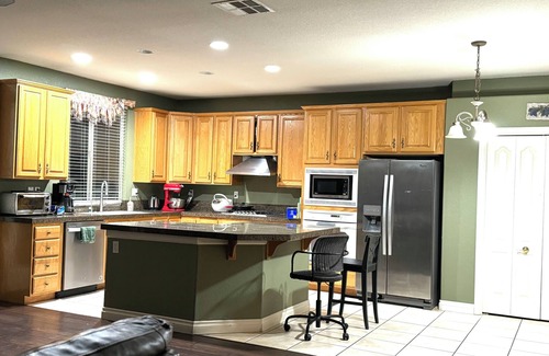 Elk Grove Casa | Lake view house 3300 sqf 15 beds